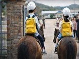 신입생 단 두 명…말 타고 들어온 특별한 입학식