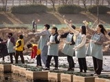 코웨이, 안양천에서 EM 흙공 봉사활동 펼쳐