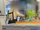 넘친 맥주 모아 손님 잔에 줘도 