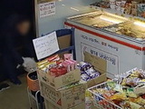무인점포에 강아지 버리고 간 CCTV 속 ‘유기男’ 고발