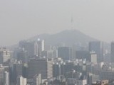 숨이 막힌다…황사·미세먼지·한파 ‘삼중 공습’