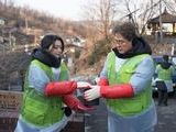 연탄으로 전한 새해 온기…DB손보, 개미마을 봉사